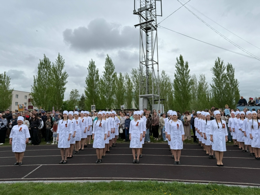 Сегодня сотрудники Ишимбайской ЦРБ прошли в составе праздничной колонны Парада Победы и «Бессмертного полка»